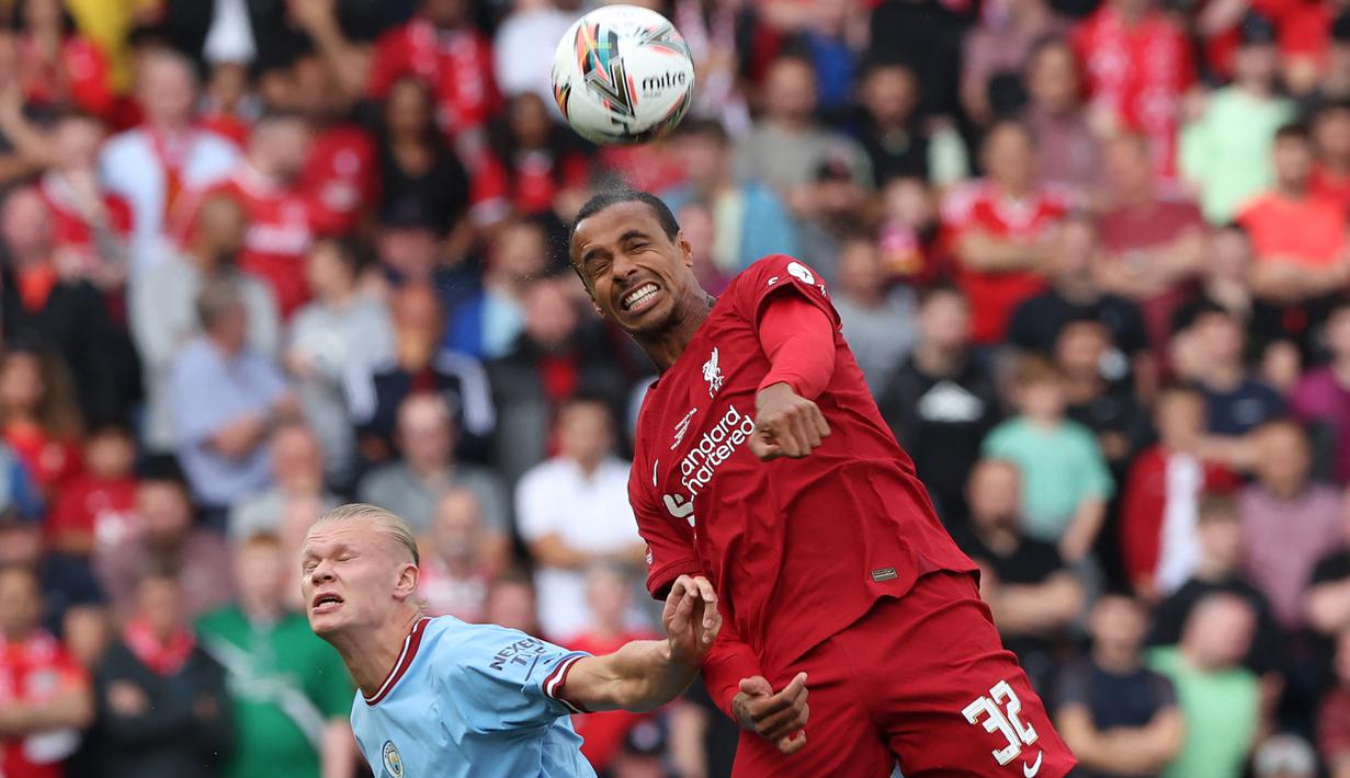 Bek Liverpool, Joel Matip (kanan) memenangi duel udara dengan striker Manchester City pada laga FA Community Shield 2022 di King Power Stadium, Leicester (30/7/2022). Joel Matip tampil di Premier League Liga Inggris bersama Liverpool yang telah diperkuatnya sejak awal musim 2016/2017. Selama 7 musim membela The Reds, ia telah tampil dalam 140 laga di Premier League dengan torehan 9 gol dan 5 assist. (AFP/Nigel Roddis)