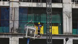 Aktivitas pekerja di kawasan proyek pembangunan Apartemen Meikarta di Cikarang, Kabupaten Bekasi, Jawa Barat, Jumat (12/4). Sejak diluncurkan 17 Agustus 2017 lalu, Meikarta secara cepat melakukan pembangunan  yang saat ini sudah sampai lantai 20 dari total 30 lantai. (Liputan6.com/Johan Tallo)