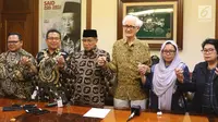 Ketua Umum PBNU, KH Said Aqil Siradj bersama Pdt Gomar Gultom (PGI), Romo Heri Wibowo (KWI), Romo Franz Magnis Suseno, Anyir Sulaiman (UKI) dan Alissa Wahid (GNI) bergandengan tangan usai menyerukan perdamaian di Papua, di Jakarta, Senin (9/9/2019). (Liputan6.com/Angga Yuniar)