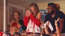 Usai pertandingan, Taylor Swift dan Travis Kelce tampak meninggalkan stadion bersama. Dalam unggahan video yang beredar di X (dulu Twitter), Taylor terlihat menyapa seseorang sambil terus berjalan di samping pria yang dikabarkan jadi pacar barunya itu. (Jason Hanna/Getty Images/AFP)