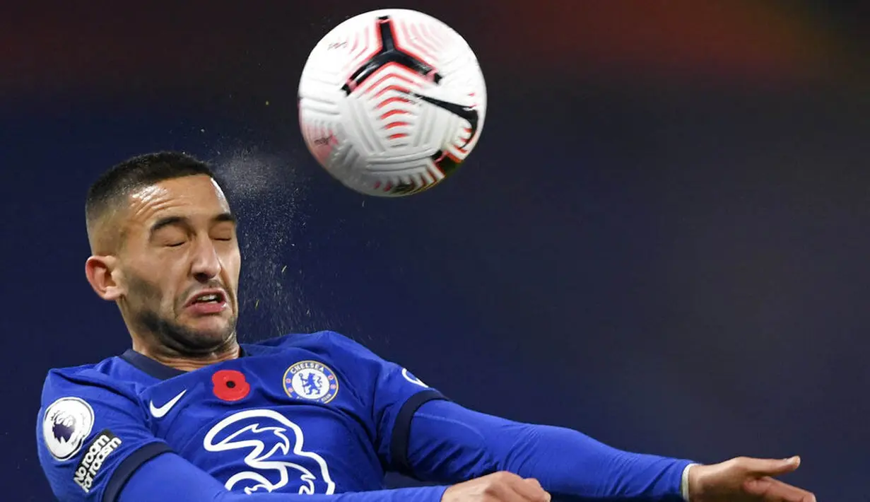 Pemain Chelsea, Hakim Ziyech, menyundul bola saat melawan Sheffield United pada laga Liga Inggris di Stadion Stamford Bridge, Sabtu (7/11/2020). Chelsea menang dengan skor 4-1. (Mike Hewitt/Pool via AP)