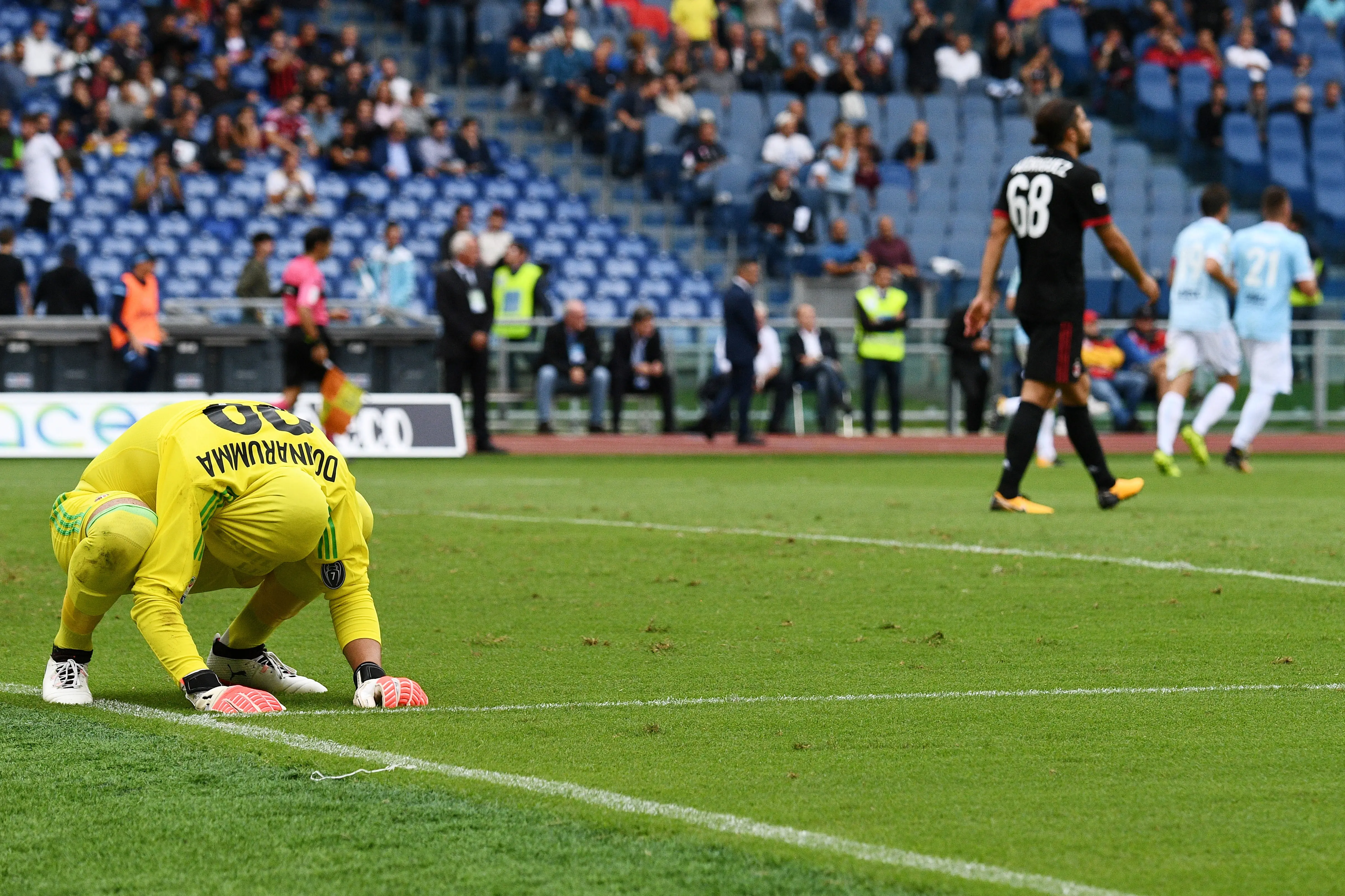 Reaksi kiper AC Milan, Gianluigi Donnarumma (kiri) usai gawangnya kebobolan pemain Lazio, pada laga lanjutan Liga Italia Serie A 2017-2018, di Stadion Olimpico, Roma, Minggu (10/9/2017). (AFP/Vincenzo Pinto)