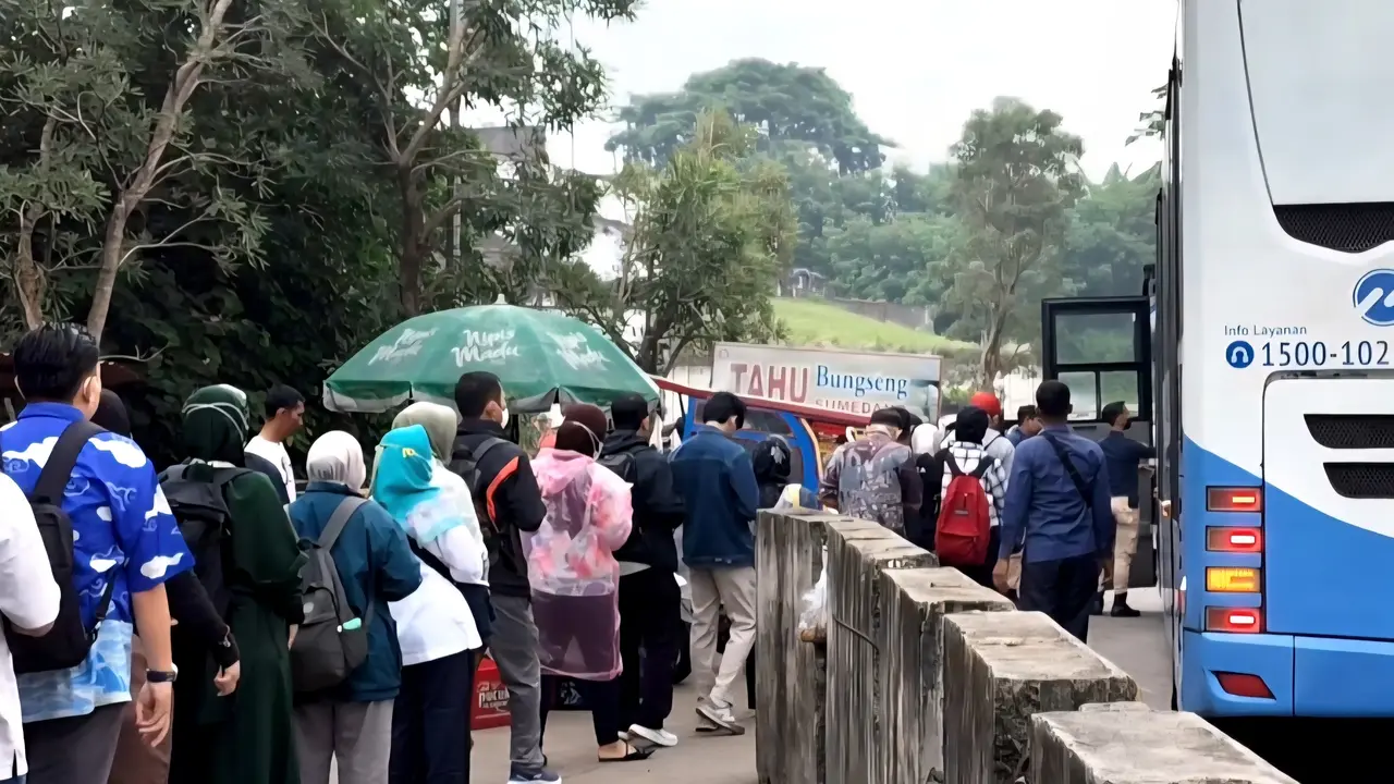 Kondisi halte TransJakarta di exit tol Sawangan. (Liputan6.com/Dicky Agung Prihanto)