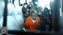 Tersangka korupsi pembangunan gedung diklat pelayaran Sorong Kemenhub, Sugiarto digiring ke Rutan Guntur, memasuki mobil tahanan, Jakarta, Rabu (29/7/2015). Sugiarto ditahan karena diduga telah merugikan negara sekitar Rp 40 M. (Liputan6.com/Helmi Afandi)