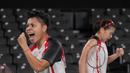 Pebulu tangkis Indonesia Greysia Polii/Apriyan Rahayu merayakan poin saat melawan pebulu tangkis China Yue Du/Yin Hui Li pada perempat final ganda putri di Olimpiade Tokyo 2020, Tokyo, Jepang, Kamis (29/7/2021). Greysia Polii/Apriyan Rahayu menang. (AP Photo/Dita Alangkara)