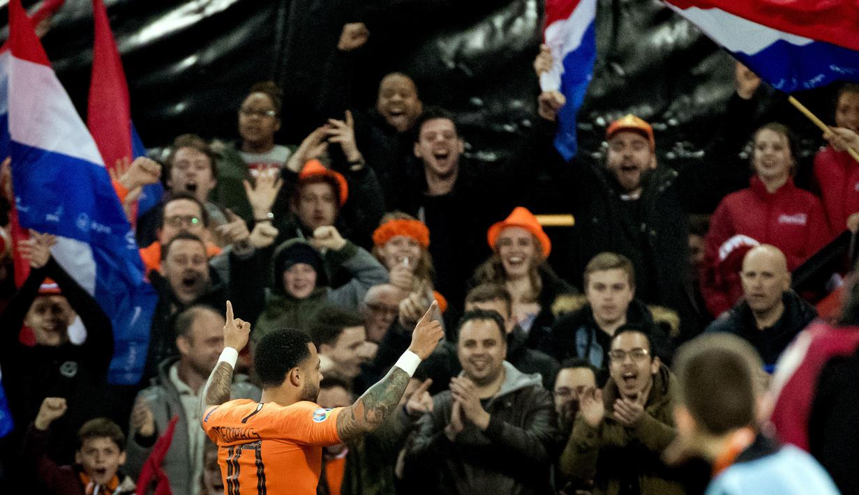 Selebrasi gol kedua Memphis Depay pada laga pembuka Grup C Kualifikasi Piala Eropa 2020 yang berlangsung di Stadion Faijenoord, Rotterdam, Jumat (22/2). Belanda menang 4-0 atas Belarusia. (AFP/Koen Van Weel)