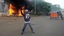 Pengunjuk rasa yang menolak UU Cipta Kerja terlibat bentrok dengan polisi di kawasan Patung Kuda, Jakarta, Kamis (8/10/2020). (merdeka.com/Arie Basuki)