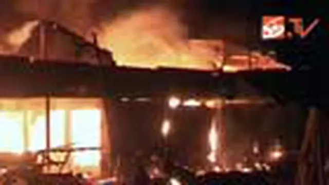 Puluhan Kios di Pasar Krian Terbakar
