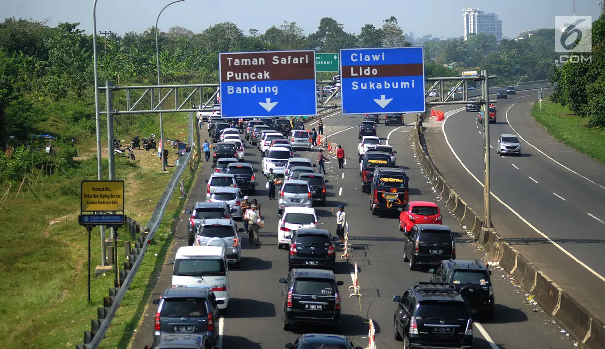 Pemandangan saat ribuan kendaraan antre menuju kawasan Puncak di pintu keluar Tol Gadog, Bogor, Jawa Barat (18/6). Kawasan Puncak masih menjadi primadona masyarakat untuk mengisi libur Lebaran. (Merdeka.com/Arie Basuki)
