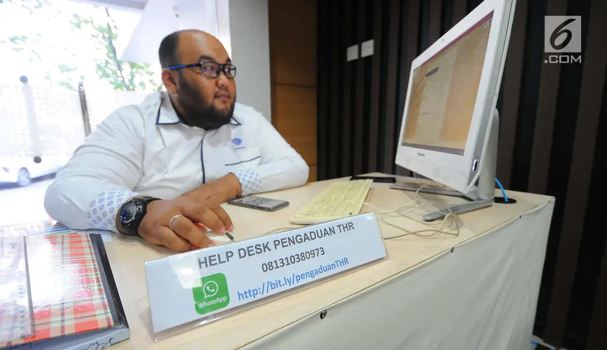Petugas berjaga di posko pengaduan tunjangan hari raya (THR) di Kementerian Ketenagakerjaan, Jakarta, Senin (20/5/2019). Posko tersebut untuk mempermudah para pekerja menyampaikan keluhannya, terkait penerimaan hak mendapatkan THR dari perusahaan. (Liputan6.com/Angga Yuniar)