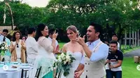 Randy Pangalila menikah dengan Chelsey Frank di Taman Bahagawan, Bali. (dok.Instagram @wulandkirana/https://www.instagram.com/p/Bs0aP0bgWbQ/Henry