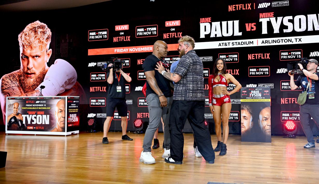 Momen faceoff ini langsung jadi sorotan kala Mike Tyson mendaratkan pukulan kepada Jake Paul. (Roy Rochlin / GETTY IMAGES NORTH AMERICA / Getty Images via AFP)