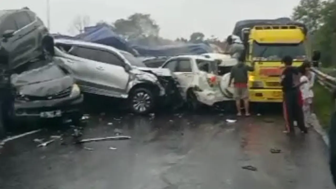 Saling Tumpuk, Puluhan Mobil Terlibat Tabrakan Beruntun di Tol Cipularang