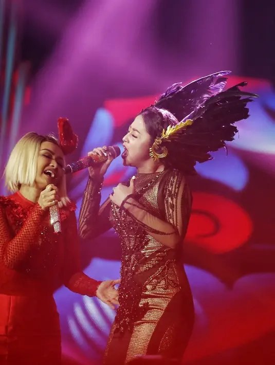 "Saya sangat bangga sama mbak Jupe. Bagaimanpun keadaannya, kita harus kuat menjalani cobaan. Belum tentu juga seorang Depe kuat menghadapi cobaan yang demikian seperti mbak Jupe," ucap Dewi Perssik dipanggung Infotainment Award.(Adrian Putra/Bintang.com)