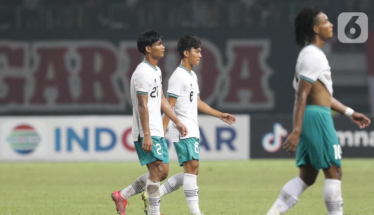 Pemain Timnas Indonesia U-19, Edgard Amping (kiri) dan Frezy Al Hudafi usai melawan Myanmar U-19 pada laga terakhir penyisihan grup A Piala AFF U-19 2022 di Stadion Patriot Candrabhaga, Bekasi, Jawa Barat, Minggu (10/7/2022). Timnas Indonesia U-19 gagal melaju ke semifinal setelah kalah produktivitas gol dengan Thailand dan Vietnam yang bermain imbang 1-1. (Liputan6.com/Helmi Fithriansyah)
