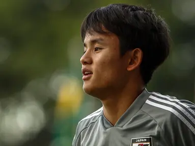 Gelandang Jepang, Takefusa Kubo melakukan pemanasan saat sesi latihan jelang turnamen Copa America 2019 di Sao Paulo, Brasil (13/6/2019). Remaja sensasional Jepang yang dijuluki 'Messi Jepang' ini resmi bergabung dengan Real Madrid. (AFP Photo/Miguel Schincariol)