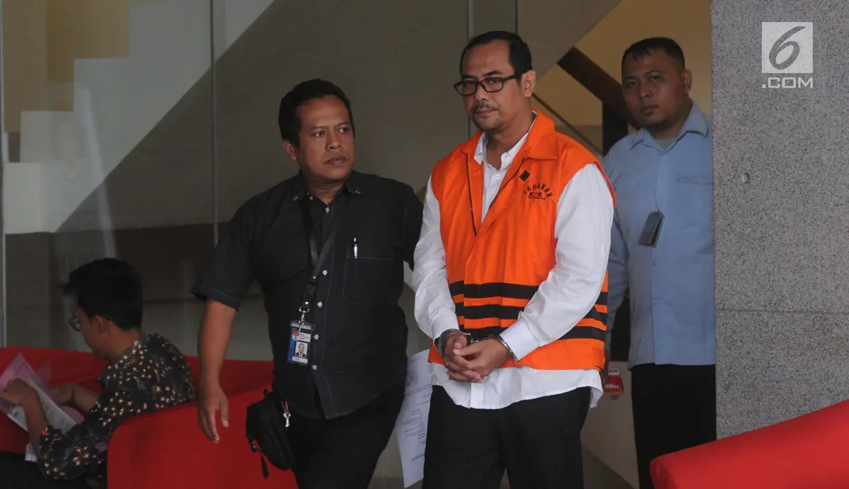 Kepala Kantor Wilayah (Kakanwil) Kemenag Jawa Timur Haris Hasanudin Muafaq Wirahardi (tengah) tiba di Gedung KPK, Jakarta, Kamis (21/3). Haris diperiksa sebagai tersangka terkaiat suap jual beli Jabatan di Kemenag Jawa Timur. (merdeka.com/Dwi Narwoko)