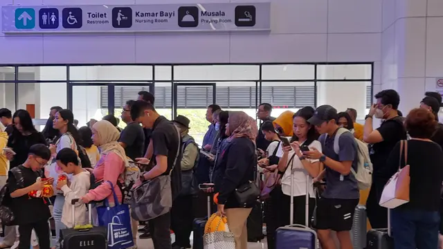 Antrean Check In Penumpang Kereta Whoosh Sampai 2 Meter Jelang Libur Imlek 2025, Tiket Jangan Sampai Dibuang