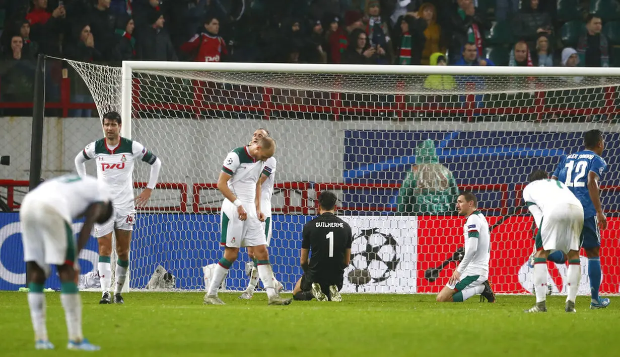 Para pemain Lokomotiv Moscow tampak kecewa usai ditaklukkan Juventus pada laga Liga Champions di RZD Arena, Rabu (6/11). Lokomotiv Moscow takluk 1-2 dari Juventus. (AP/Pavel Golovkin)