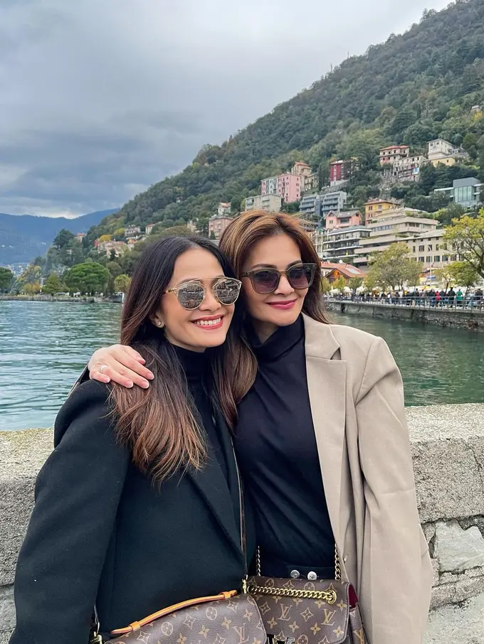 8 Gaya Kembar Cut Tari dan Ersa Mayori Keliling Eropa Terlihat Mahal dengan Tas Harga Puluhan hingga Ratusan Juta