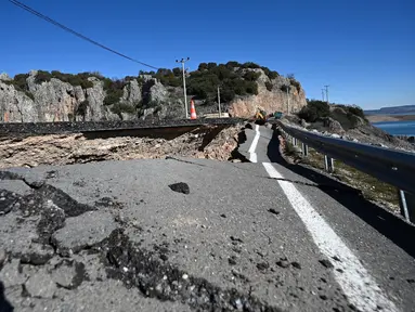 Gambar foto yang diambil pada Kamis 16 Februari 2023 menunjukkan retakan di jalan dekat pusat gempa, di distrik Pazarcik, kota Kahramanmaras, Turki setelah gempa berkekuatan 7,8 magnitudo menghantam beberapa wilayah di Turki dan Suriah. (OZAN KOSE/AFP)