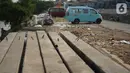 Tiang pancang dan saluran gorong-gorong menghiasi bantaran Sungai Ciliwung di kawasan Rawajati, Jakarta, Rabu (30/10/2019). Tiang-tiang pancang itu merupakan sisa proyek normalisasi Sungai Ciliwung dan telah berada di bantaran tersebut selama beberapa tahun terakhir. (Liputan6.com/Immanuel Antonius)