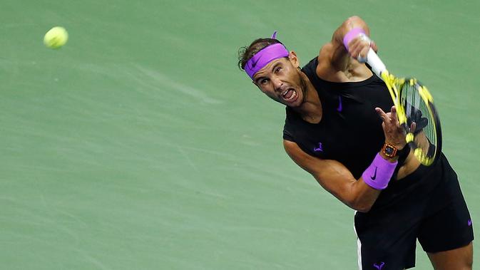 Petenis Spanyol, Rafael Nadal mengembalikan bola ke arah petenis Kroasia, Marin Cilic pada babak keempat turnamen AS Terbuka 2019 di Arthur Ashe Stadium, Senin (2/9/2019). Nadal lolos ke perempat final AS Terbuka setelah laga berdurasi 169 menit dengan skor 6-3, 3-6, 6-1, 6-2. (AP/Seth Wenig)