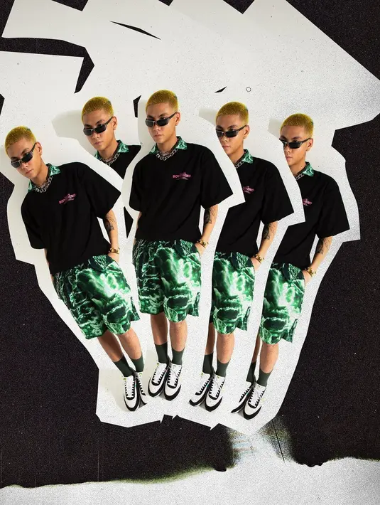 Adam juga memakai teknik layering dengan menjadikan kaus sebagai outer dari set kemeja dan celana pendek motif. (Foto: Instagram @anyemerch)