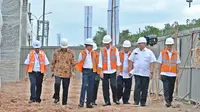 Presiden Joko Widodo (tengah) meninjau lokasi pembangunan Light Rail Trail (LRT)  zona 1 di Bandar Udara Sultan Mahmud Badaruddin II, Palembang, Sumatera Selatan, Kamis (3/3/2016). (Biro Komunikasi Kemenhub/Daniel Pietersz)
