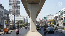 Suasana Jalan RS Fatmawati Raya, Jakarta, Selasa (10/9/2019). Penerapan perluasan aturan ganjil genap di sejumlah ruas jalan Ibu Kota berimbas pada lenggangnya arus lalu lintas di kawasan tersebut. (Liputan6.com/Immanuel Antonius)