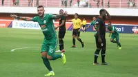 Striker PSS Sleman, Yevhen Bokhasvili merayakan gol yang dicetaknya ke gawang Kalteng Putra di Stadion Maguwoharjo, Jumat (18/10/2019). (Bola com/Vincentius Atmaja)