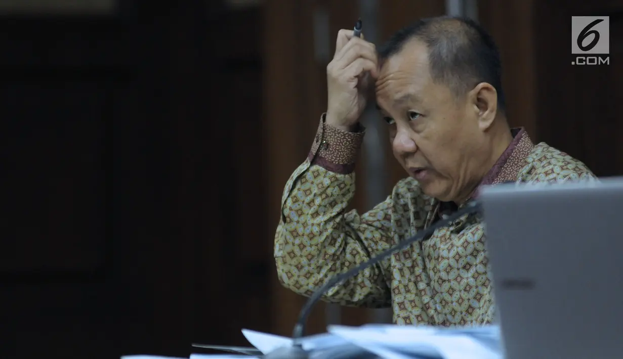 Terdakwa penerbitan SKL terhadap obligor BLBI, Syafruddin Arsyad Temenggung saat menjalani sidang lanjutan di Pengadilan Tipikor, Jakarta, Rabu (6/6). Sidang mendengar keterangan saksi. (Liputan6.com/Helmi Fithriansyah)