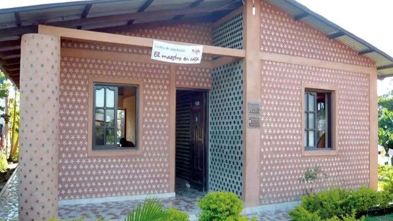 Rumah Dari Botol Plastik
