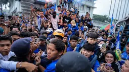 Warga menyambut tim dan ofisial Persib Bandung saat pawai perayaan gelar juara BRI Super League 2025/2026 di Bandung, Jawa Barat, Minggu (24/5/2026). (Bola.com/Bagaskara Lazuardi)