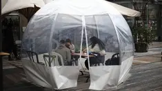 Sejumlah orang menyantap makanan di sebuah dining bubble, instalasi tempat makan berbentuk gelembung, di luar ruangan di Yerusalem pada 26 November 2020. Tempat makan di luar ruangan menjadi langkah yang diadopsi secara luas oleh banyak restoran untuk mengatasi pandemi COVID-19 (Xinhua/Muammar Awad)