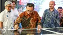 Menteri ESDM Sudirman Said menandatangani prasasti saat peresmian pengoperasian jaringan distribusi gas bumi (jargas) untuk rumah tangga di Desa Jaya Mukti, Cikarang, Bekasi, Kamis (3/3/2016). (Liputan6.com/Yoppy Renato)