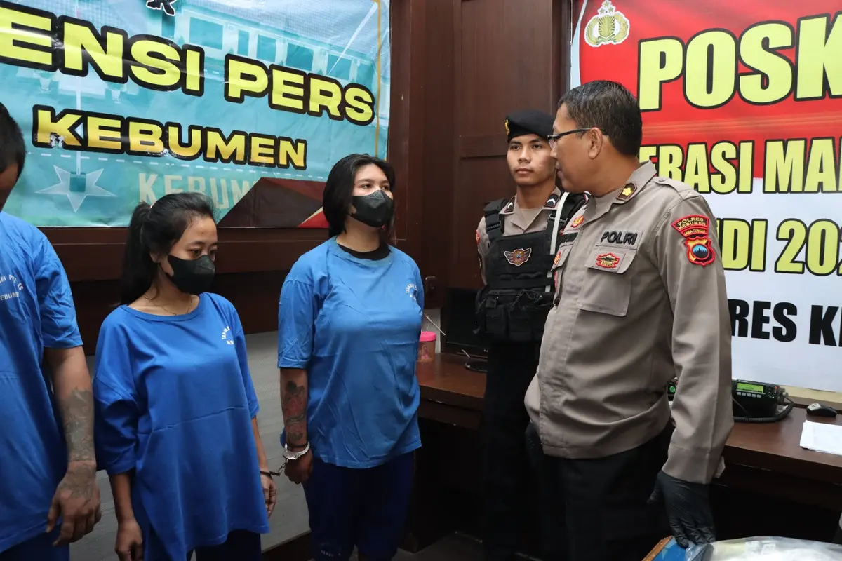 Sat Resnarkoba menangkap 4 tersangka, dua di antaranya perempuan. (Foto: Liputan6.com/Polres Kebumen)