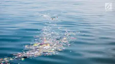 Sampah kiriman mengotori perairan Kepulauan Seribu di sekitar Pulau Pari dan Pulau Pramuka, Rabu (28/11). Sampah itu terbawa arus laut dan terdampar akibat angin serta hujan deras yang melanda daratan Pulau Jawa. (Liputan6.com/Faizal Fanani)