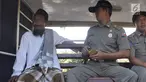 Petugas Satpol PP Kota Bogor mengamankan pengemis yang sempat viral di kawasan perempatan Yasmin, Bogor, Jawa Barat, Rabu (20/3). Kepada awak media, pengemis tersebut membantah memiliki mobil. (merdeka.com/Arie Basuki)