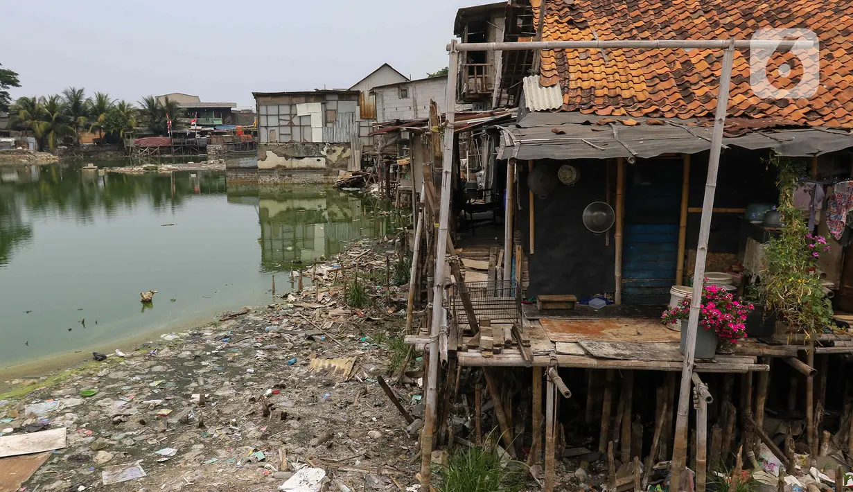 Awal mula banjir kerap melanda kawasan itu terjadi pada akhir 1980-an, seiring gencarnya pembangunan kompleks pergudangan industri di sekelilingnya. (Liputan6.com/Herman Zakharia)