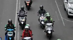 Pengendara sepeda motor melintas di Jalan MH Thamrin, Jakarta, Senin (2/7). Kajian pembatasan kendaraan roda dua atau sepeda motor dengan sistem ganjil-genap atas rekomendasi Dishub DKI Jakarta. (Merdeka.com/ Iqbal S. Nugroho)