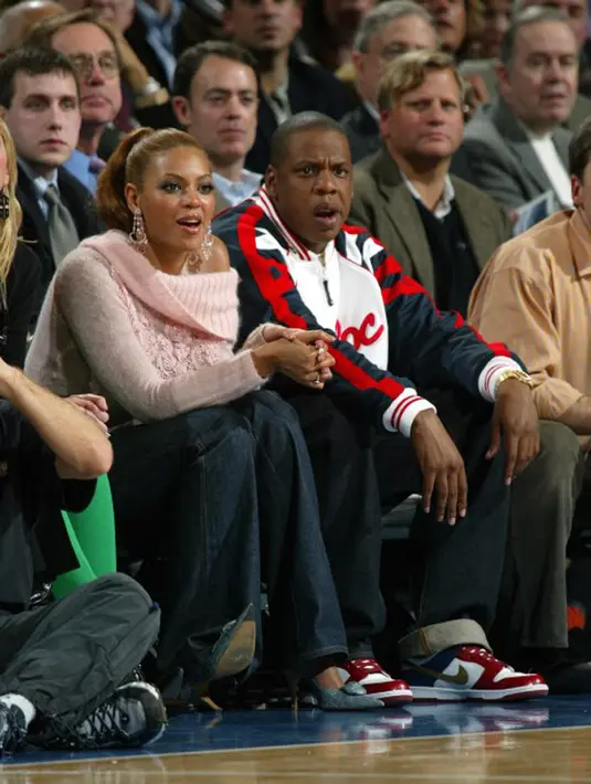 Tidak seperti masa kehamilannya, proses kelahiran bayi kembarnya ini seakan ditutup-tutupi. Bahkan wajahnya saja pun belum dilihatkan ke publik sampai saat ini. Untuk urusan nama, anak kembar ini sudah memilikinya. (AFP/Bintang.com)