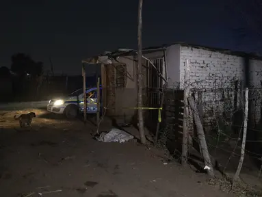 Jasad yang ditutupi selimut terlihat sekitar 300 meter dari tempat kejadian di mana orang meninggal akibat kebocoran gas di pemukiman informal Angelo di Boksburg dekat Johannesburg, Afrika Selatan pada 6 Juli 2023. (Photo by Wikus de Wet / AFP)