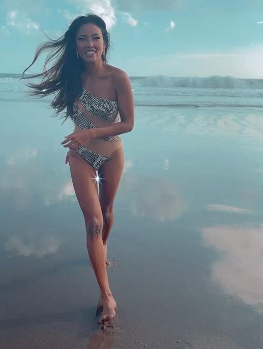 <p>Postur tubuh Shanty yang begitu terawat membuatnya terlihat awet muda meski telah memiliki dua anak. (FOTO: instagram.com/shantyofficial/)</p>