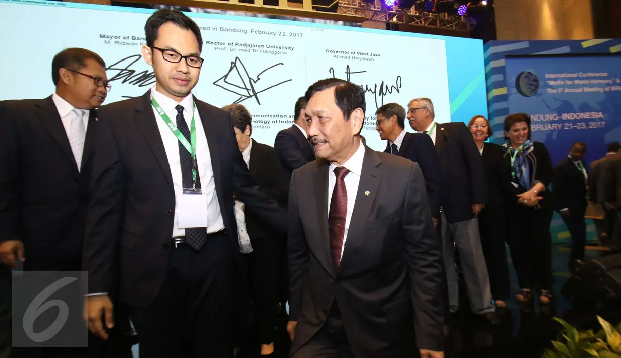 Menko Kemaritiman Luhut Binsar Pandjaitan menghadiri Konferensi Internasional dan Pertemuan Tahunan ke-5 OIC IBRAF di Kota Bandung, Rabu (22/2). Konferensi internasional  itu dihadiri 40 negara di berbagai belahan negara Islam (Liputan6.com/Helmi Afandi) 