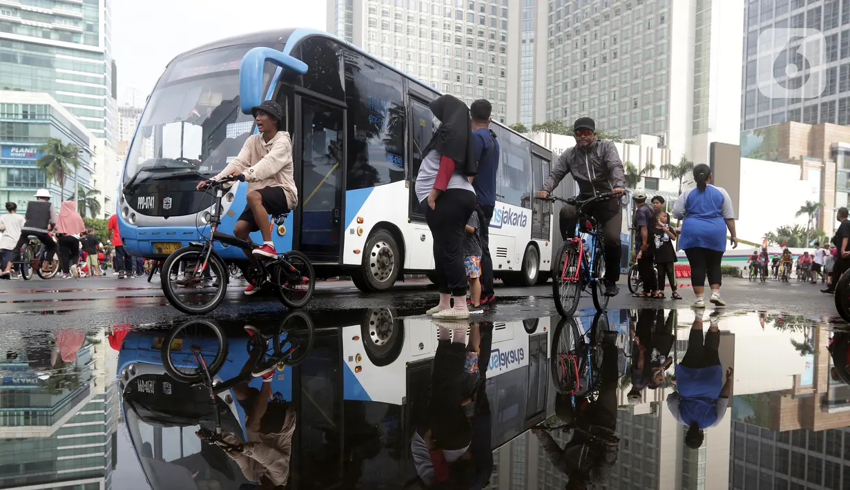 Aktivitas warga saat penyelenggaraan Hari Bebas Kendaraan Bermotor di Jlalan MH Thamrin, Jakarta, Minggu (29/5/2022). Hari Bebas Kendaraan Bermotor yang kembali diselenggarakan pada setiap hari Minggu dimanfaatkan warga untuk berolahraga. (Liputan6.com/Helmi Fithriansyah)