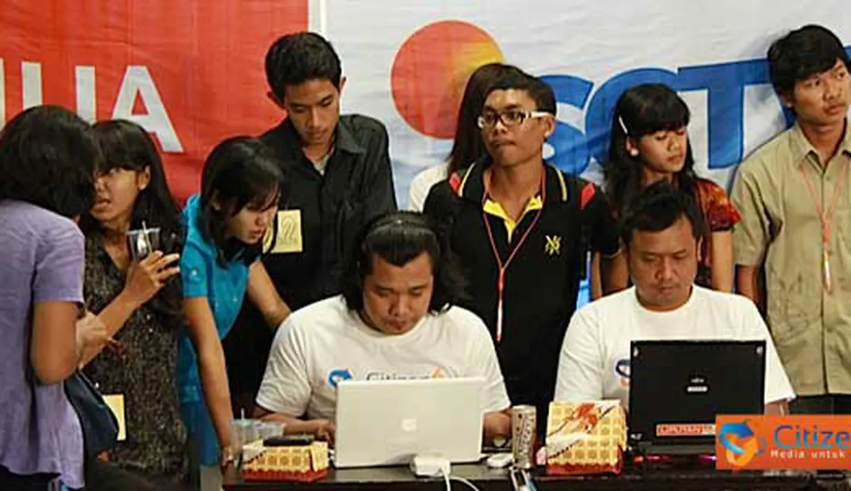 Peserta Citizen Jurnalism sedang mengunggah hasil pencarian berita