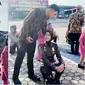 Momen romantis polwan naik pangkat dipasangkan suami, sampai prosesi mandi kembang. (Sumber: TikTok/@kararinpa)