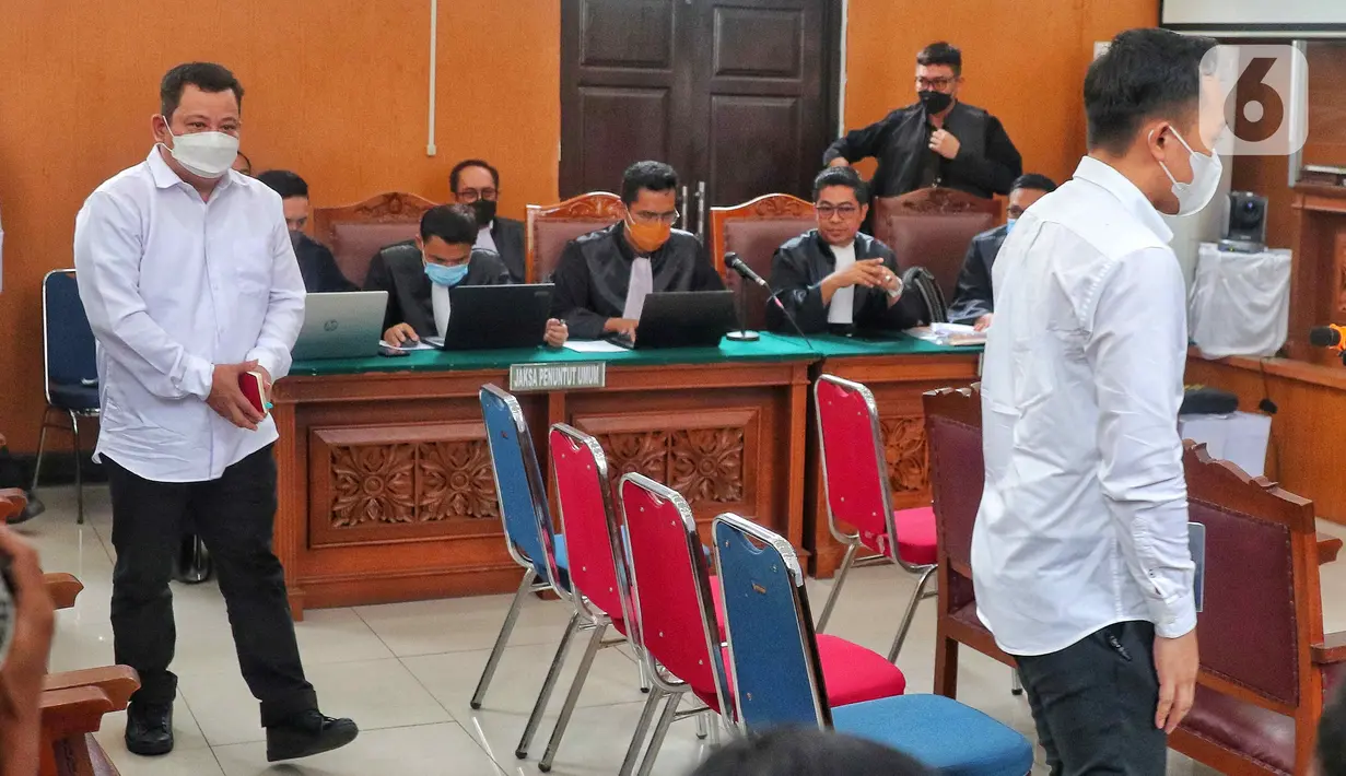 Terdakwa kasus pembunuhan Brigadir Nopriansyah Yosua Hutabarat atau Brigadir J, Kuat Mar'uf (kiri) dan Ricky Rizal bersiap menjalani sidang lanjutan dengan agenda mendengarkan keterangan saksi di Pengadilan Negeri Jakarta Selatan, Rabu (2/11/2022). Hakim memerintahkan jaksa menghadirkan 12 saksi yang terdiri dari orangtua, adik, anggota keluarga, dan Kekasih Brigadir Yosua Hutabarat. (Liputan6.com/Angga Yuniar)