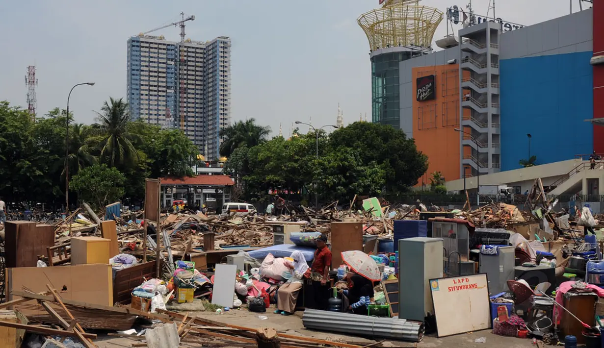 Sejumlah pemilik kios di Terminal Depok, Jawa Barat, menunggui barang milik mereka usai pembongkaran, (8/10/2014). 150 bangunan kios dan 80 lapak PKL ditertibkan guna pembangunan Terminal Terpadu Kota Depok. (Liputan6.com/Helmi Fithriansyah)